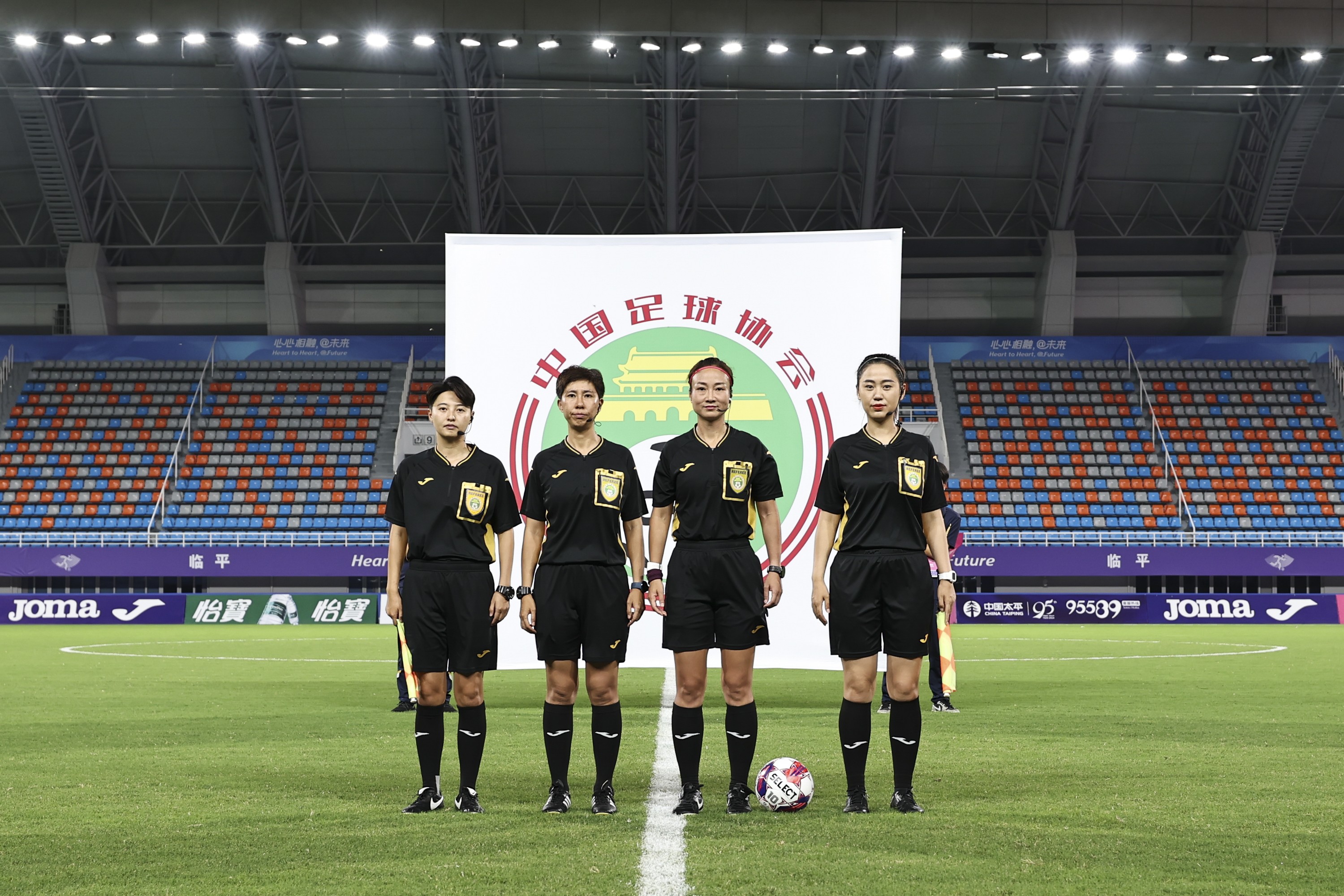 包含引人入胜！国际女足聯賽总决赛冠军诞生的词条