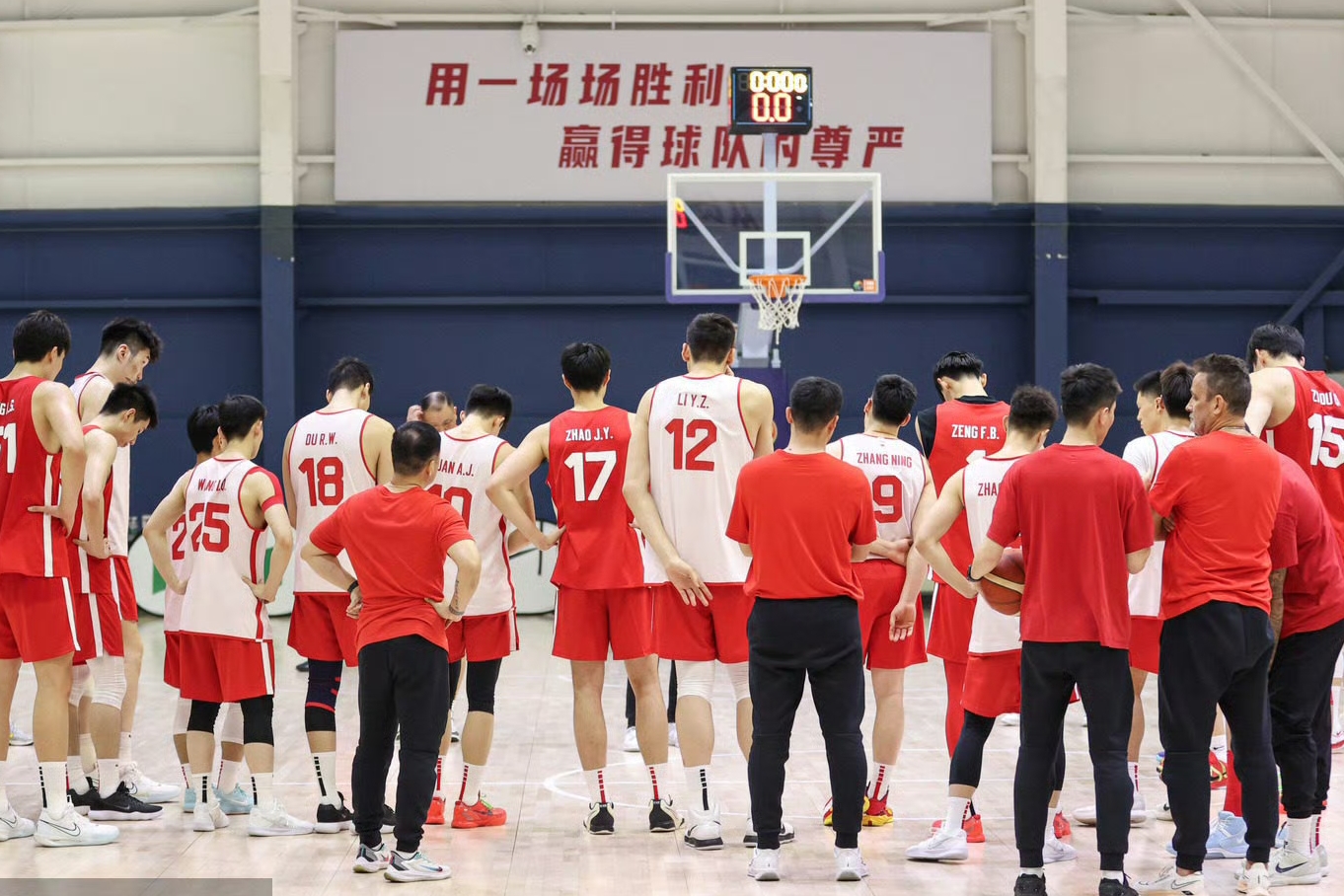 弗赖堡球迷热情助威，为球队助力加油的简单介绍