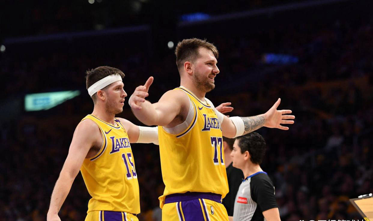 比赛局势复杂引发热议!,东契奇在湖人比赛中反败为胜观众掌声雷动的简单介绍